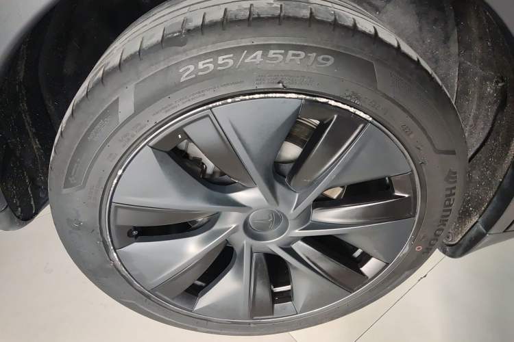 Used Tesla Model Y 2023 Long-Range All-Wheel-Drive Version
