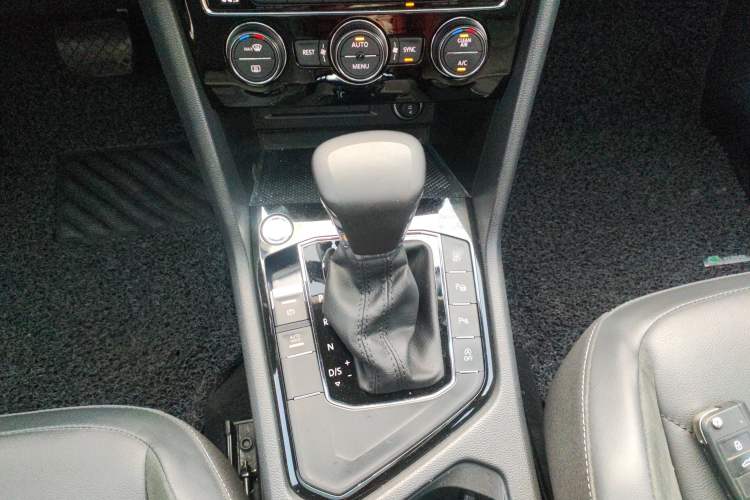 Used Volkswagen Tiguan L 2020 330TSI Automatic Two-Wheel Drive Smart Luxury Edition China VI Standard
