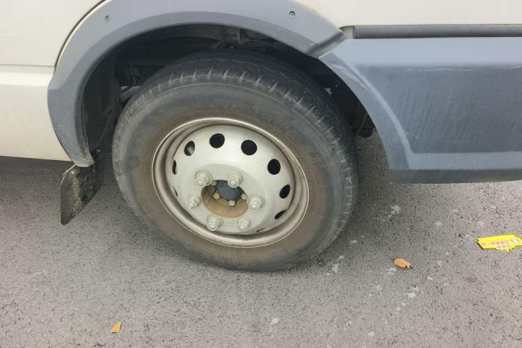 Used Iveco Daily 2021 2.5T V40 2-3 Seater Long Wheelbase Mid-Roof Design with Dual Side Sliding Doors