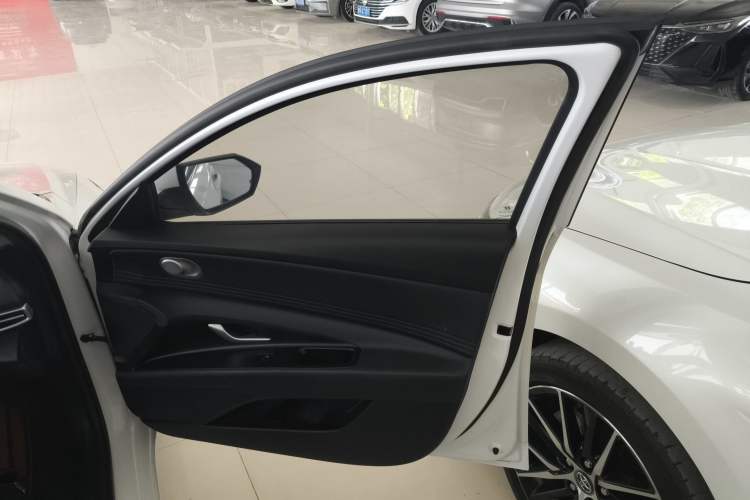 Used Hyundai Elantra 2023 1.5L CVT LUX Prestige Edition
