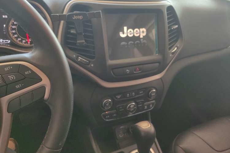 Used  Cherokee 2017 2.0L Superior Edition