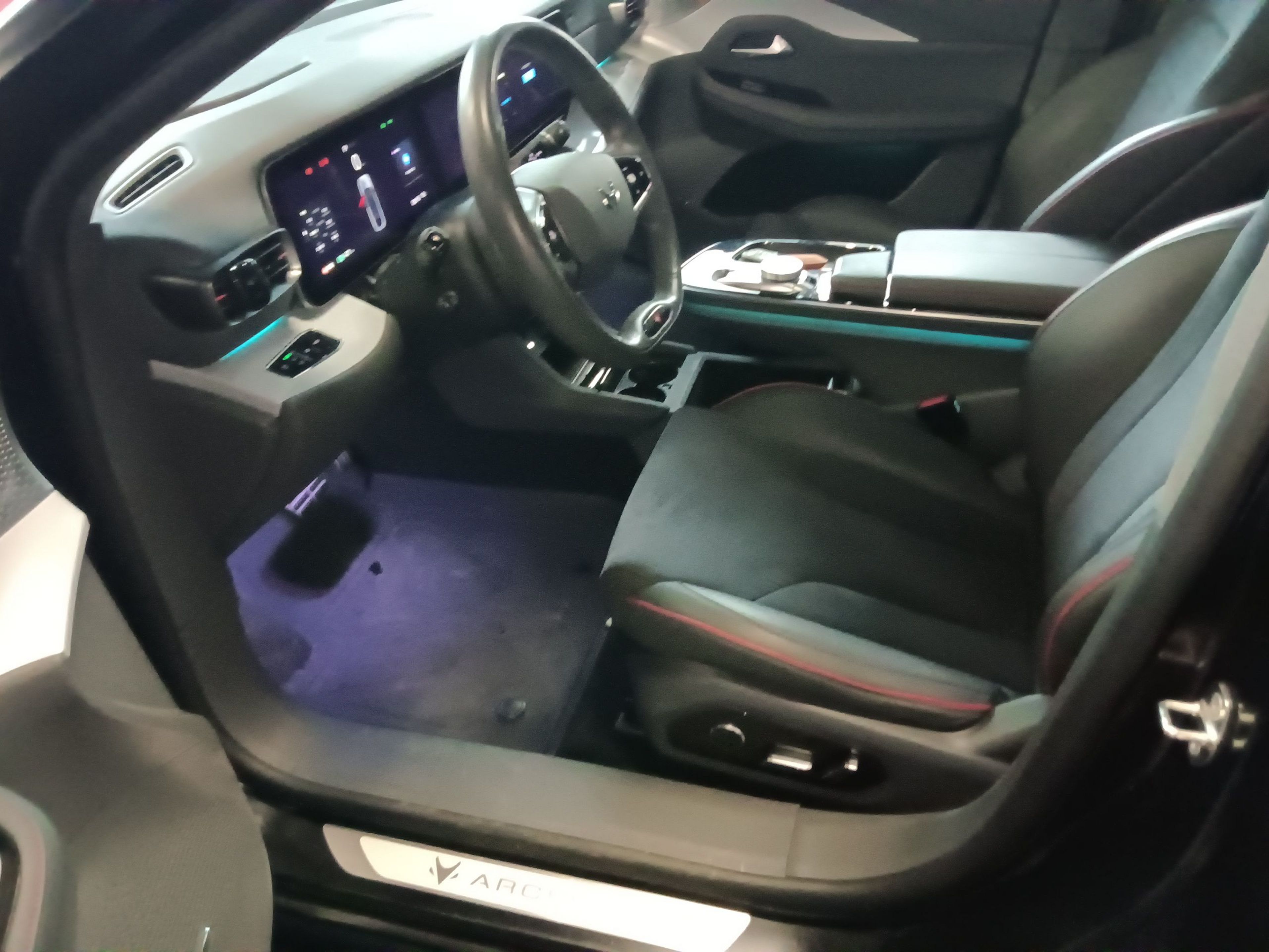 المقاعد الأمامية داخل السيارة