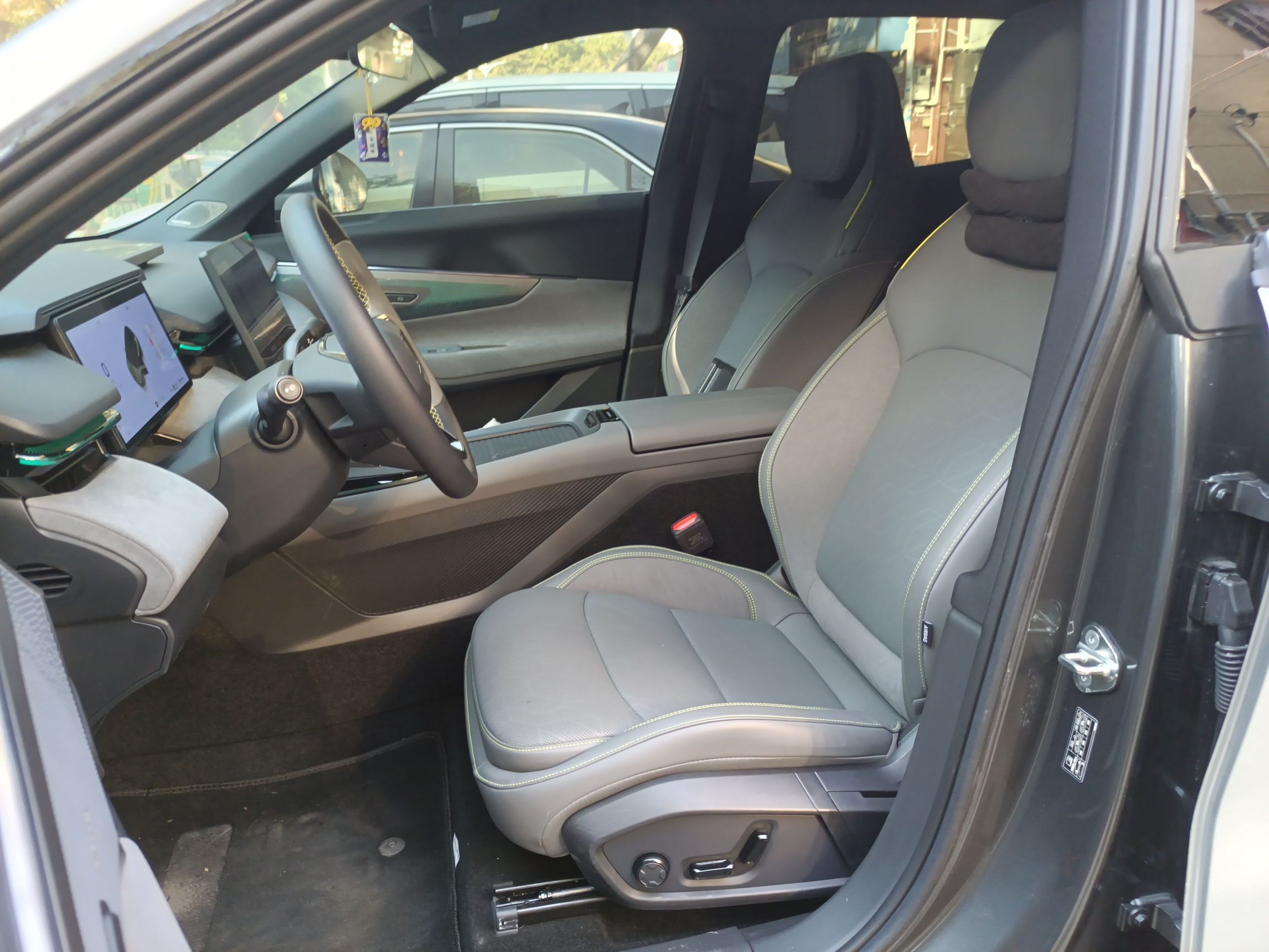 المقاعد الأمامية داخل السيارة