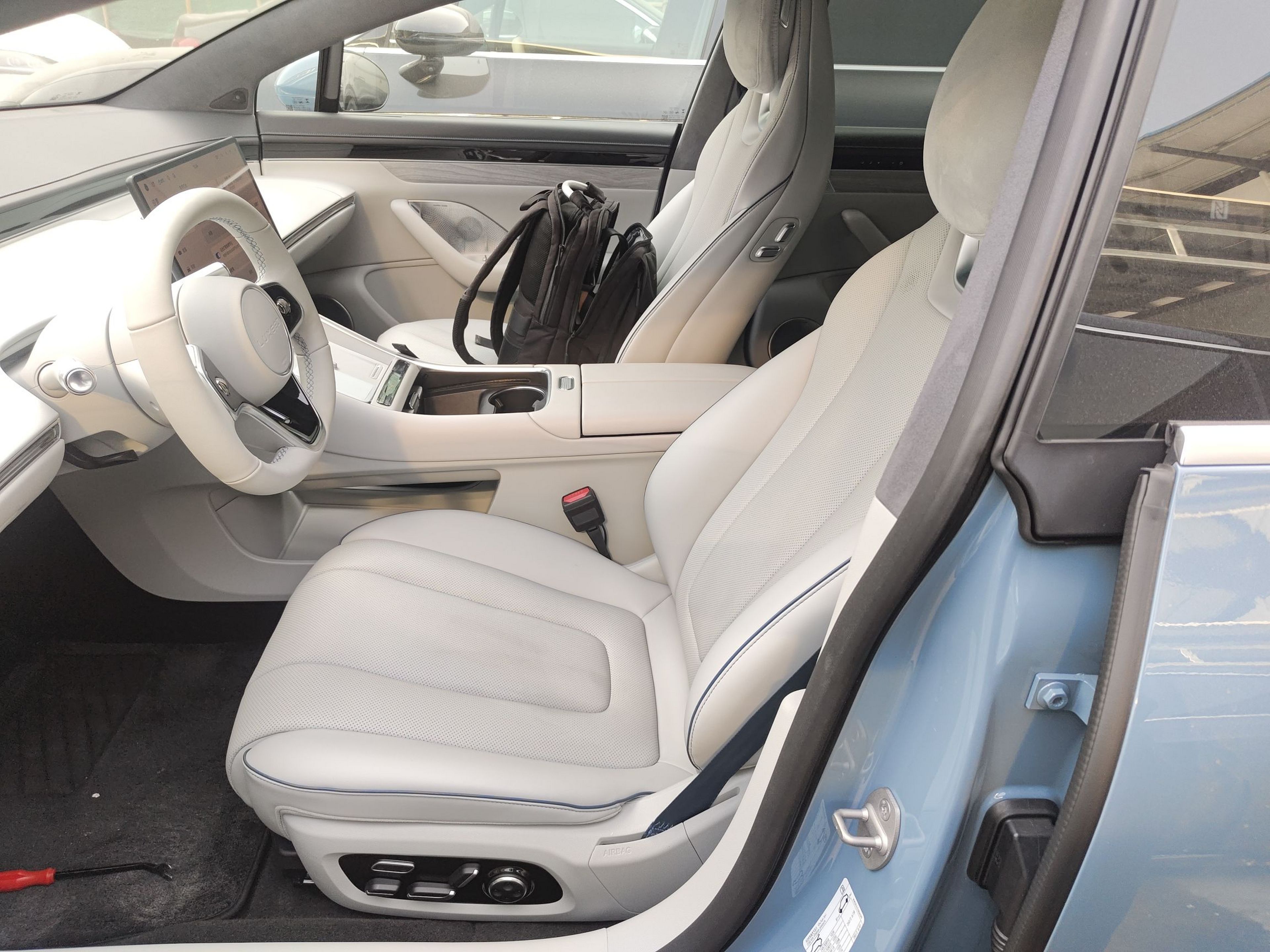 المقاعد الأمامية داخل السيارة