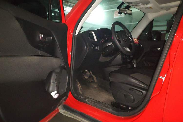 Used  Renegade 2019 220T Automatic Leading Edition