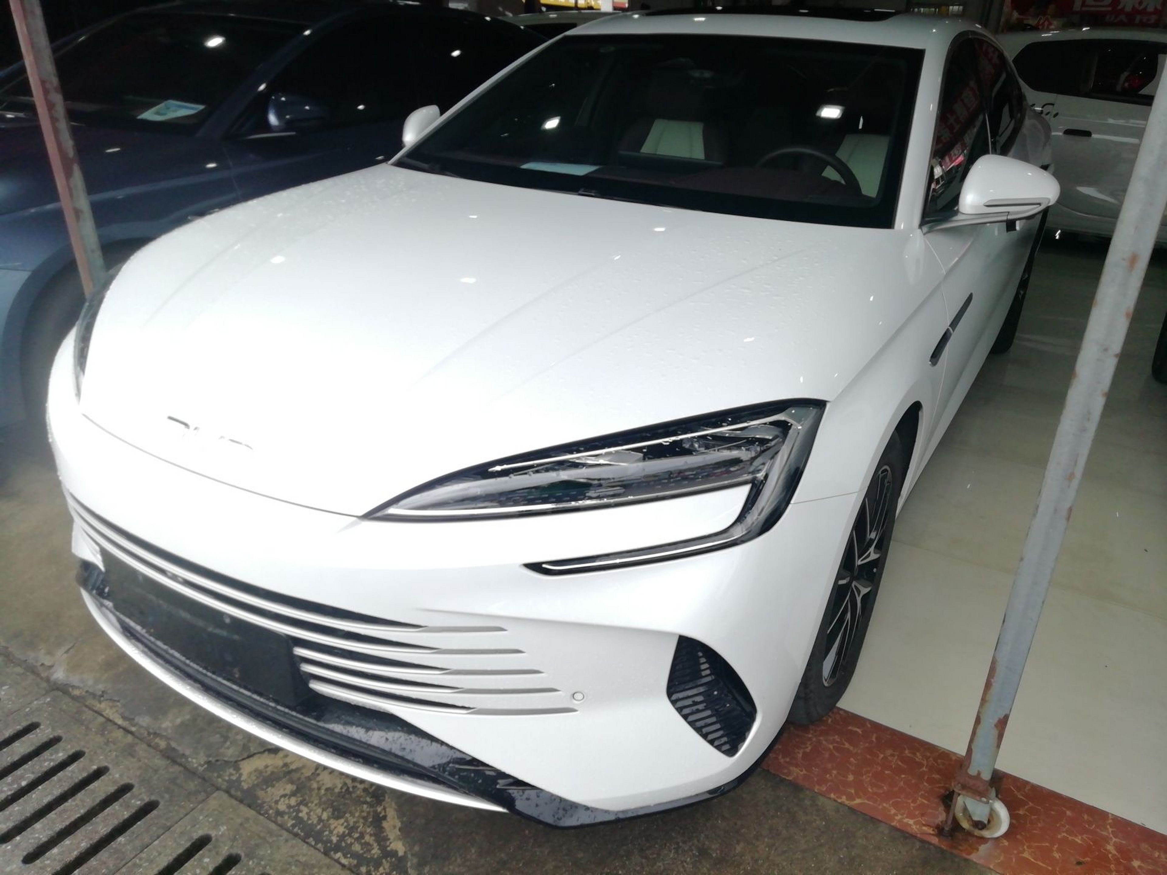 تحت مقدمة السيارة