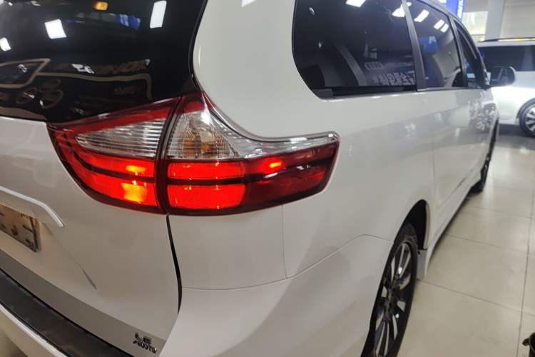 Used Toyota Sienna 2018 3.5L Four-Wheel Drive LE Trim 7 Seats U.S. Specification