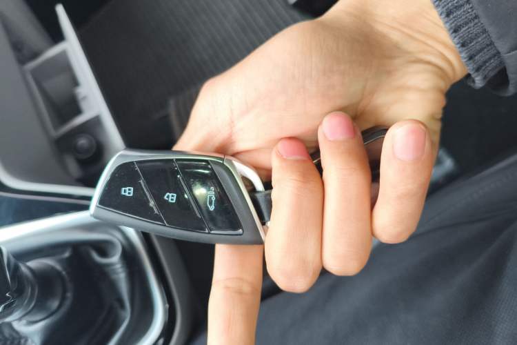 Used SAIC MAXUS Xintu V70 2023 2.0T Elite Edition Manual Transmission Short Wheelbase Low Roof 5/6 Seats (125 hp)
