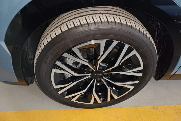 Used Lynk & Co 08 EM-P 
