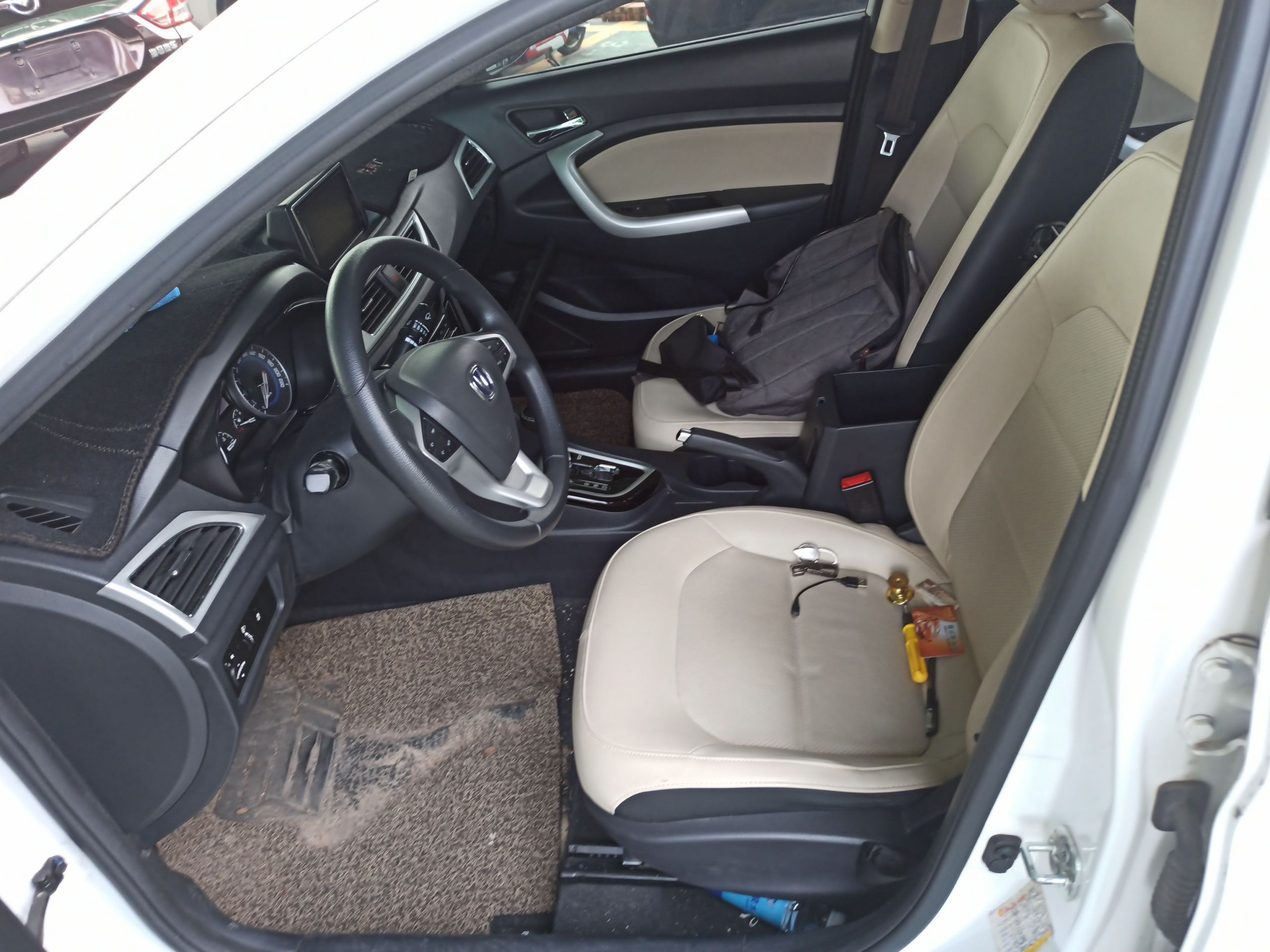 Переднее сиденье в автомобиле