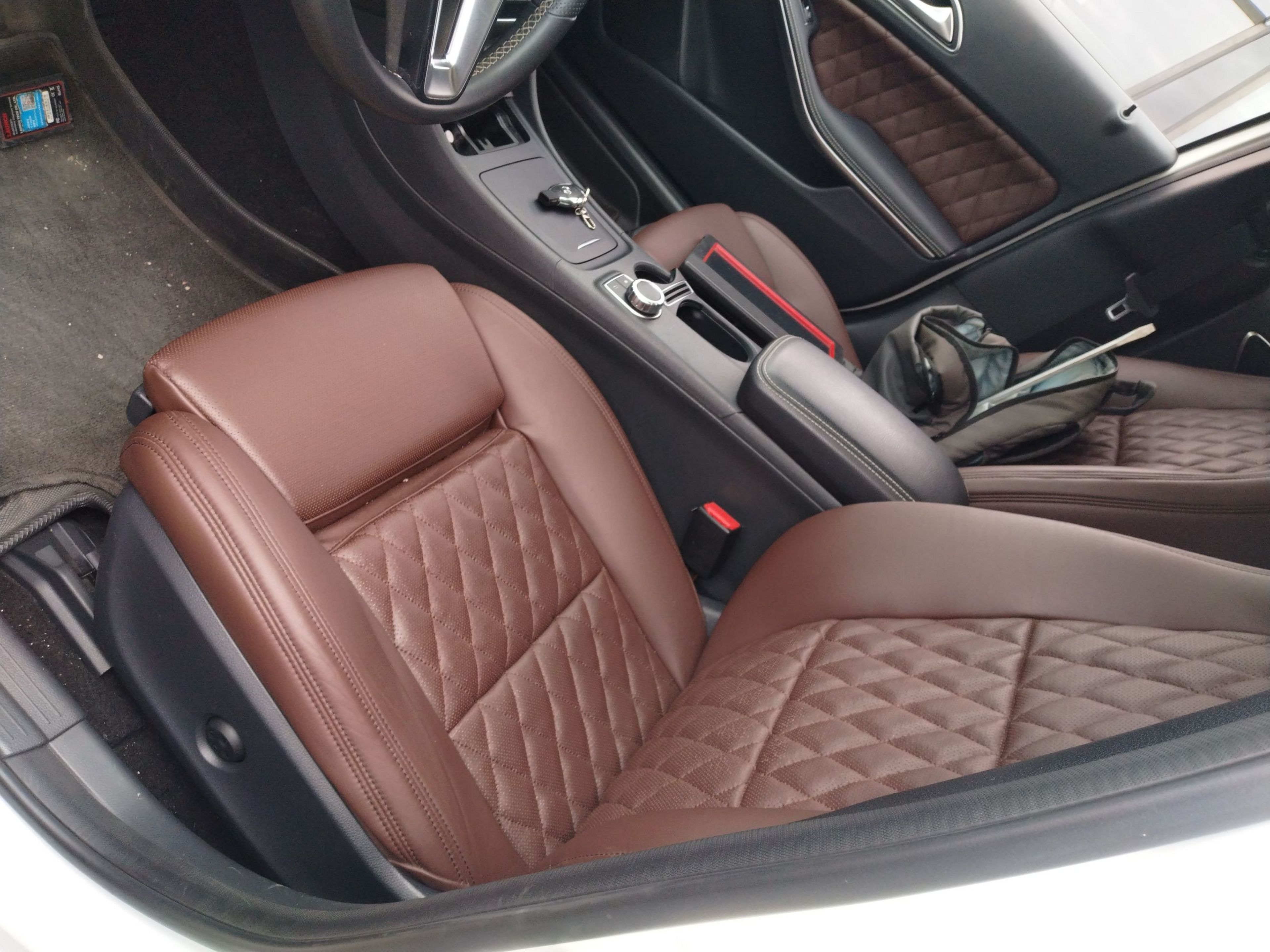 المقاعد الأمامية داخل السيارة