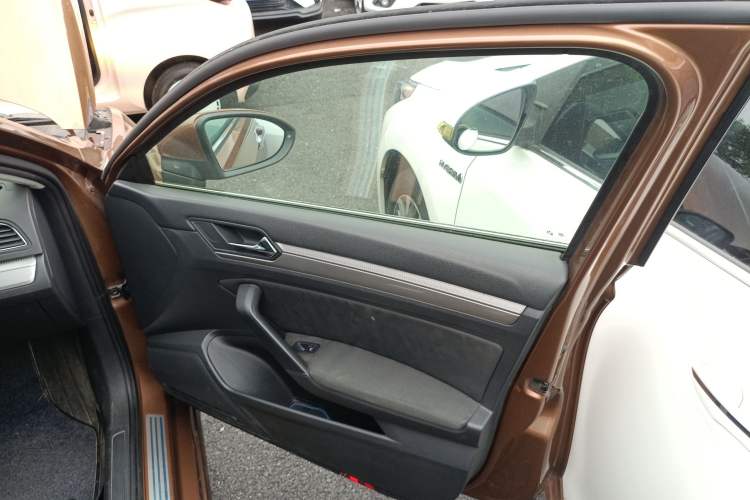 Used Volkswagen Lamando 2015 230TSI Manual Trend Edition
