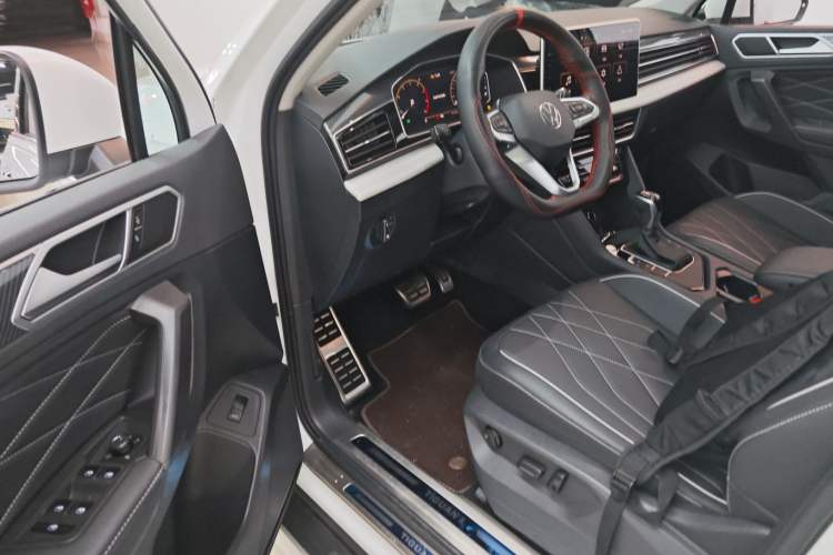 Used Volkswagen Tiguan L 2024 Outstanding Model 330TSI Automatic Two-Wheel Drive R-Line Dragon Glory Edition
