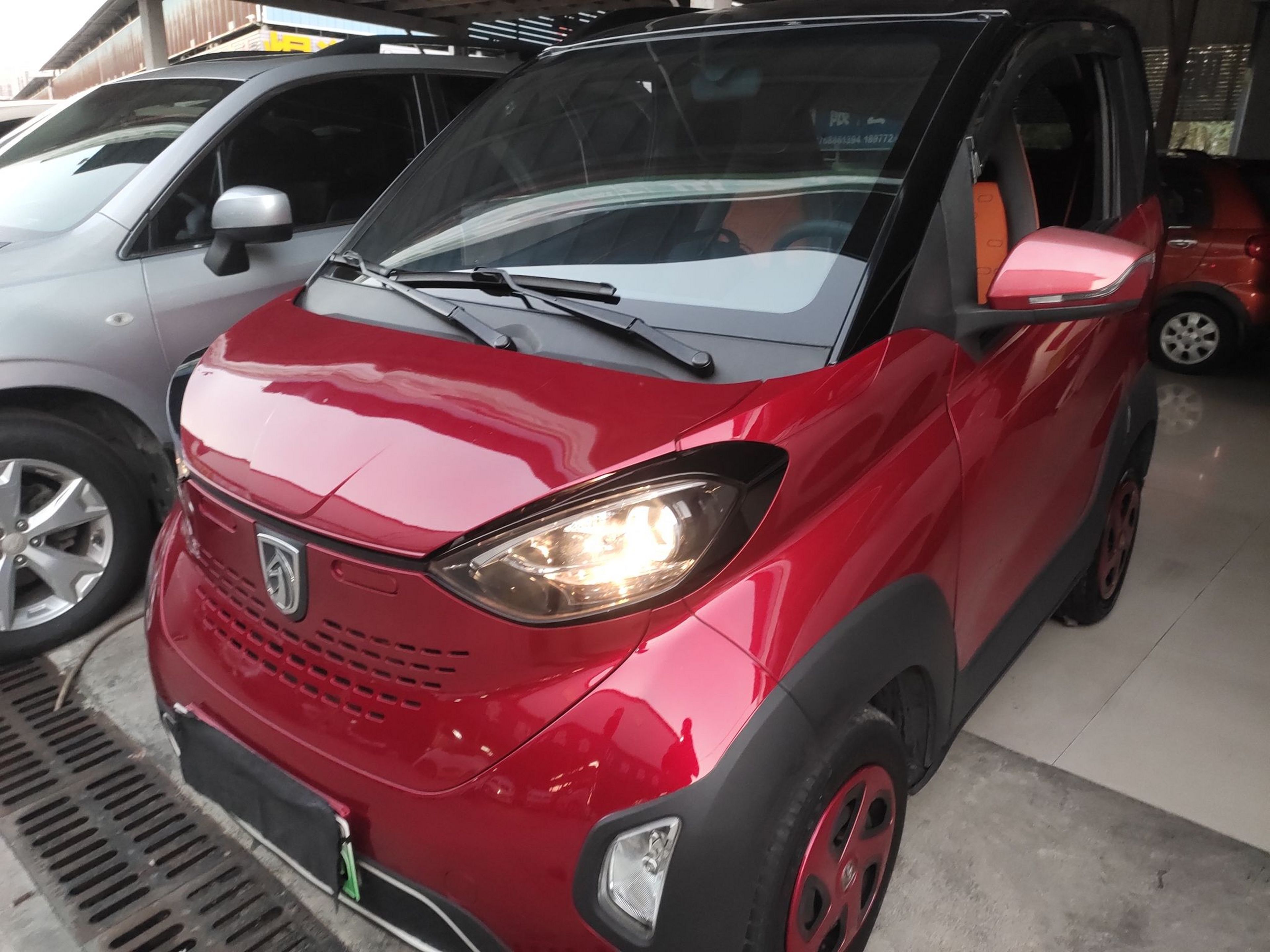 تحت مقدمة السيارة