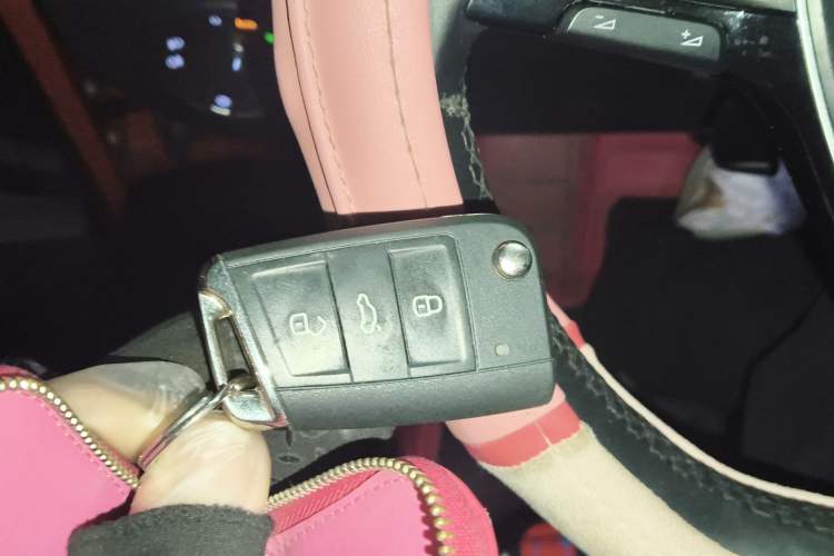 Used Volkswagen T-ROC 2019 280TSI DSG Two-Wheel-Drive Luxury Model China VI Standard
