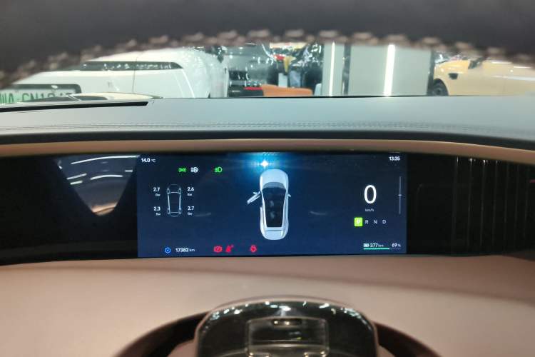 Used  11 2024 730 Luxury Edition with Three Lasers and Rear-Wheel Drive
