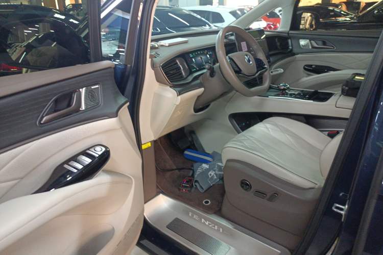 Used Denza D9 2022 DM-i 970 Four-Wheel Drive Flagship Model
