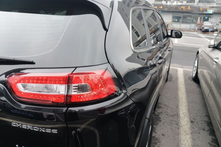 Used  Cherokee 2020 2.0L Two-Wheel Drive Classic Sports Edition