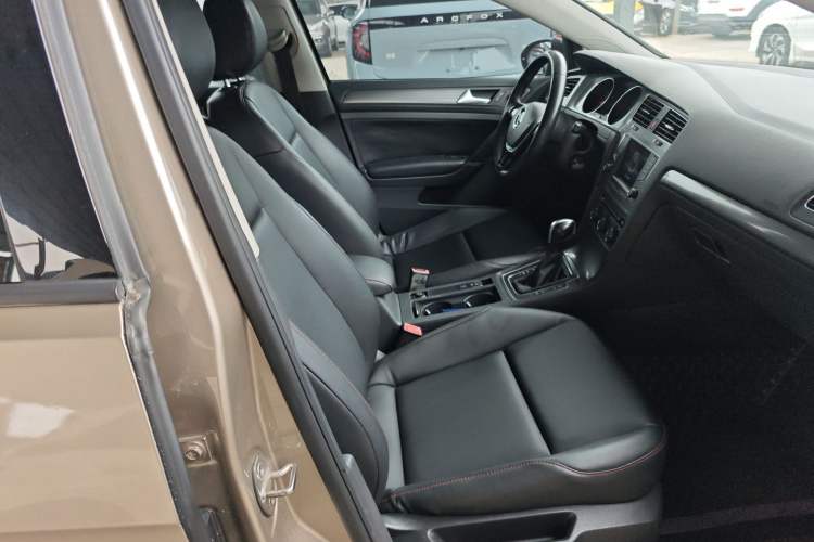 Used Volkswagen Golf 2016 1.6L Automatic Fashion Model