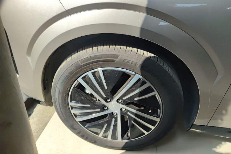 Used Lynk & Co 08 EM-P 2025 120km Long-Range Plus
