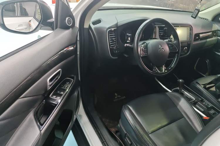Used Mitsubishi Outlander 2019 2.0L Two-Wheel Drive Comfort Edition 5 Seats China VI Standard
