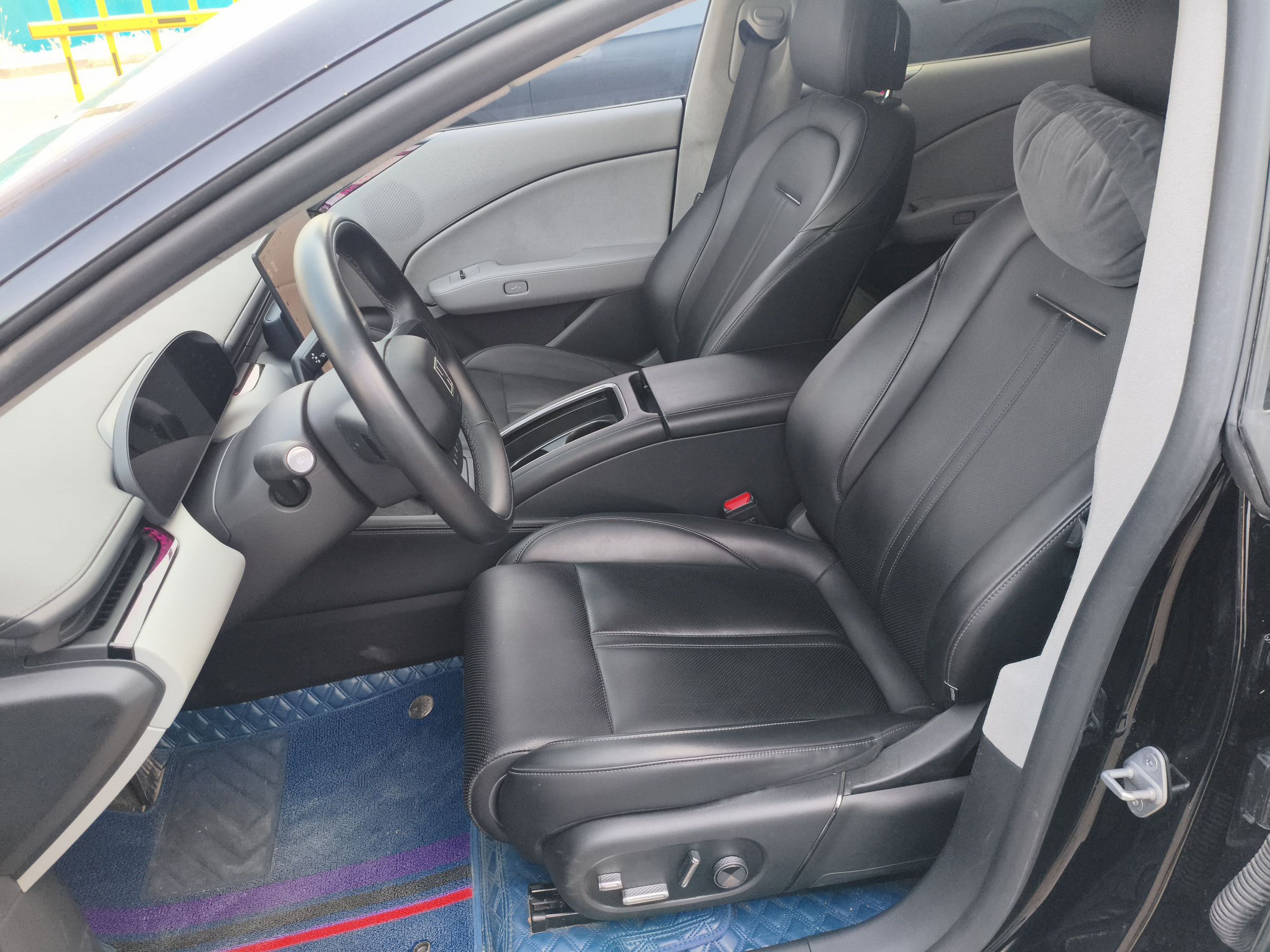 المقاعد الأمامية داخل السيارة