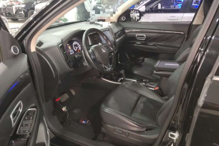 Used Mitsubishi Outlander 2019 2.4L 4x4 Zhi Xiang Edition 5 Seats China V Emission Standard
