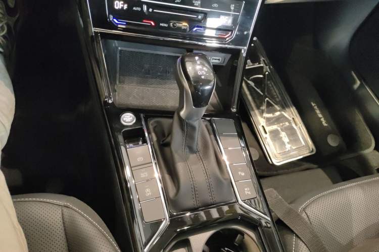 Used Volkswagen Passat 2025 Outstanding Model 380TSI Dragon Glory Edition
