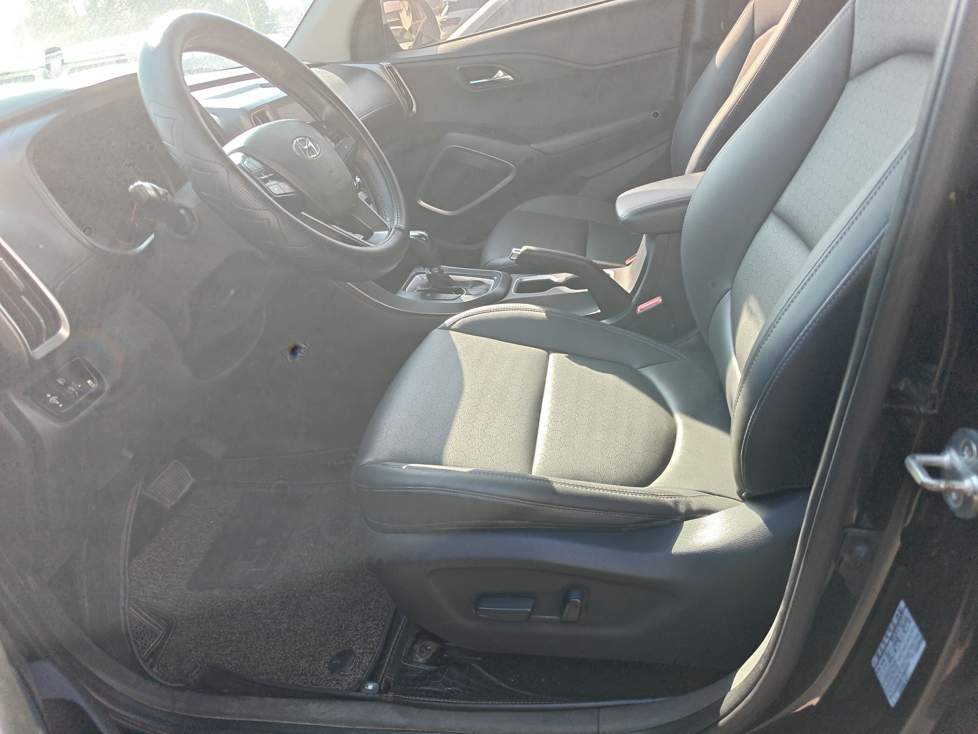 Переднее сиденье в автомобиле