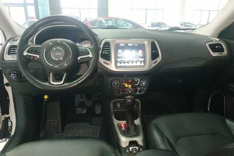 Used  Compass 2017 200T Automatic Family Edition
