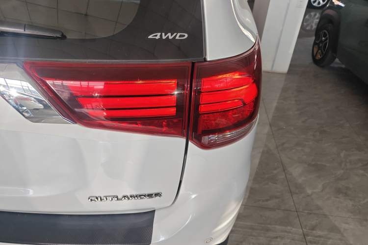 Used Mitsubishi Outlander 2019 2.4L 4x4 Zhi Xiang Edition 5 Seats China VI Standard
