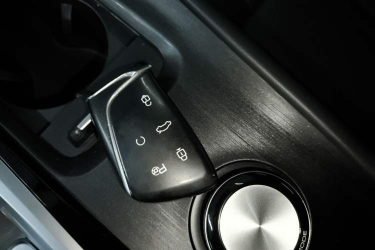 Used Dongfeng Aeolus Huge 2022 Mach Dual-Motor 1.5T MHD Dare-to-Dream Edition
