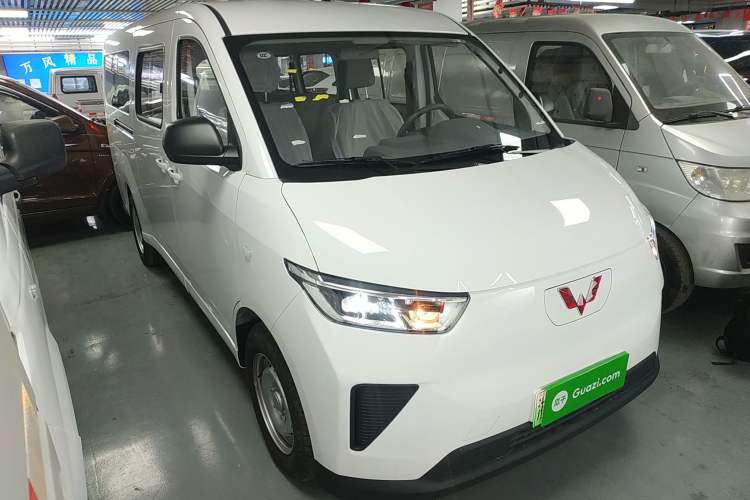 Used Wuling Yangguang 2024 300KM Comfort Version Passenger Van 75kW
