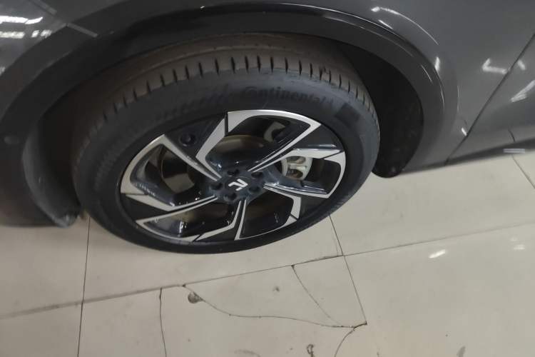 Used  R7 2023 Rear-Drive Screen King Pro Edition
