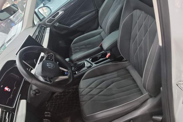 Used Volkswagen Tiguan L 2023 Facelifted 380TSI Automatic All-Wheel Drive R-Line Plus Version 7-Seater
