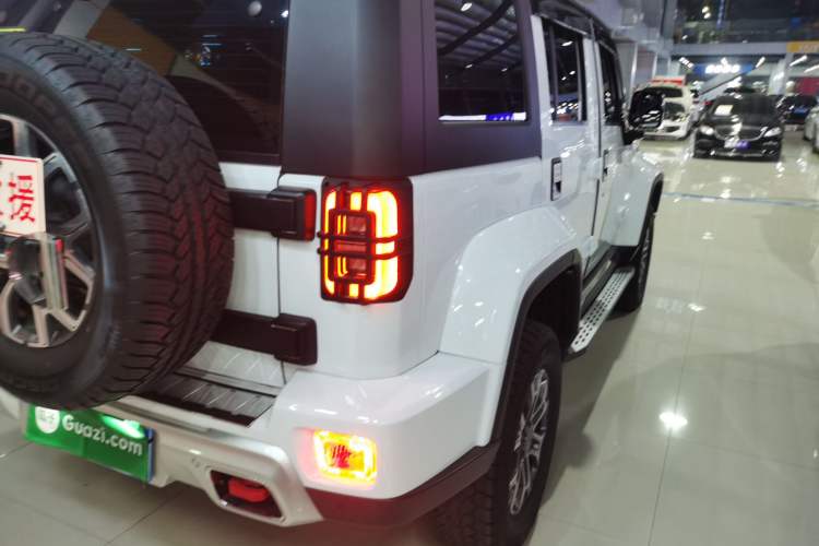 Used  BJ40 2023 2.0T Automatic Four-Wheel Drive Urban Hunter Edition Chivalrous Type
