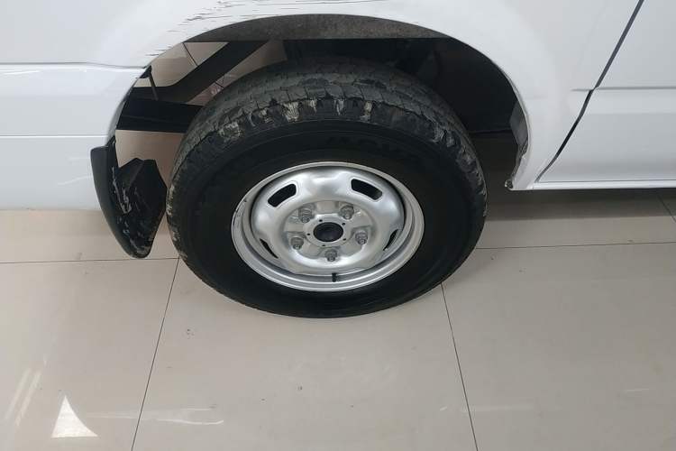 Used JMC Fushun 2023 2.0T Manual Short-Wheelbase Mid-Height Commercial Multi-Purpose 5-Seater Passenger Vehicle
