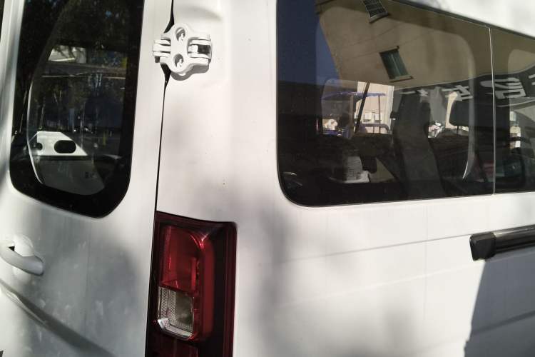 Used Wuling Yangguang 2024 300KM Comfort Version Passenger Van 75kW
