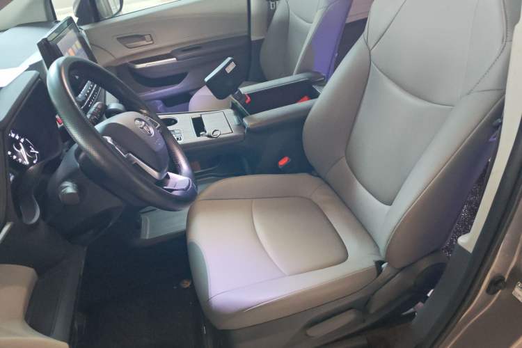 Used Toyota Granvia 2023 2.5L Hybrid Luxury Edition
