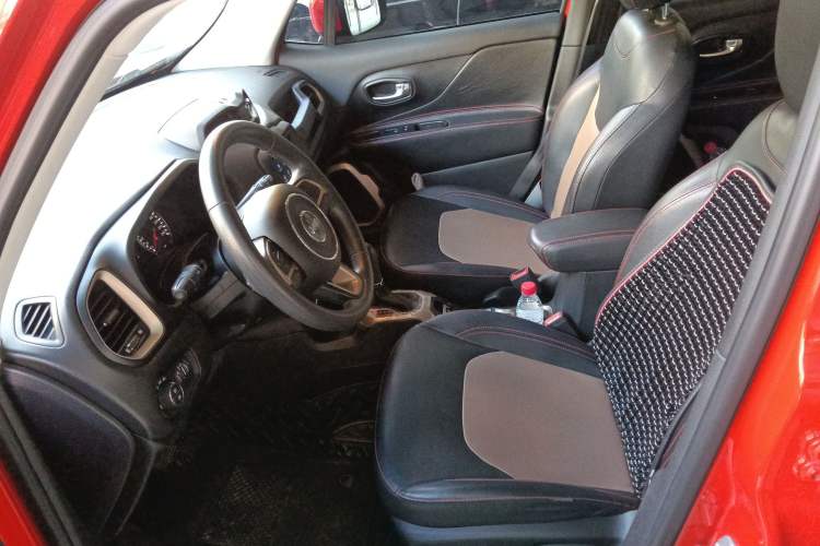 Used  Renegade 2018 Connected Large Screen Version 180T Automatic High-Energy Edition
