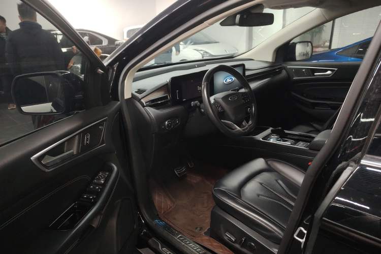 Used Ford Edge 2021 PLUS EcoBoost 245 Two-Wheel-Drive Titanium 7-Seater
