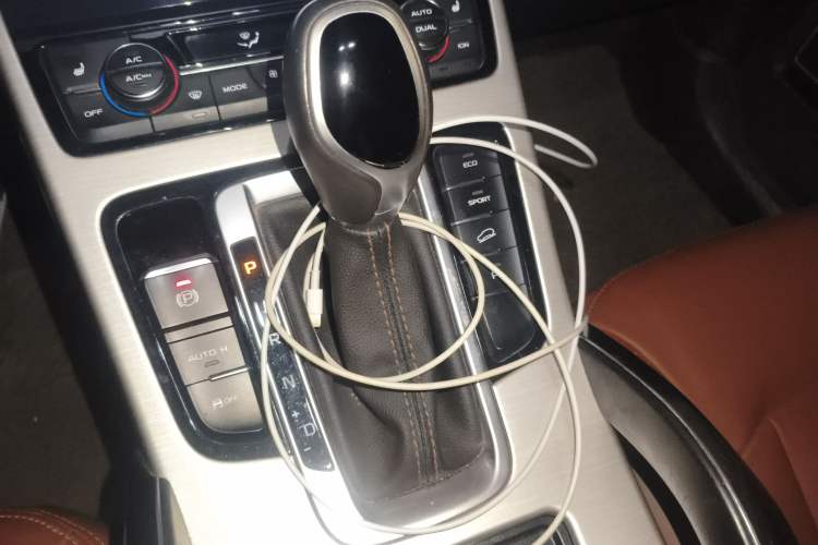 Used Geely Auto Emgrand X7 Sport 2018 1.8TD Automatic Two-Wheel Drive ZhiZun Model with 4G Connectivity
