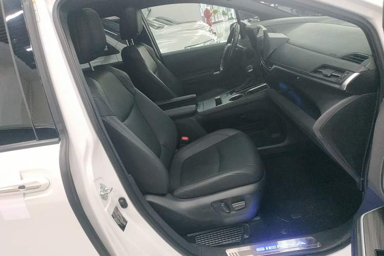Used Toyota Sienna 2021 2.5L Hybrid Premium Edition
