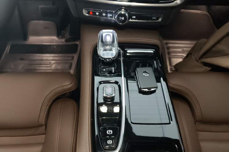 Used Volvo S90 New Energy 2025 Plug-in Hybrid Four-Wheel Drive Long-Range Luxury Smart Edition
