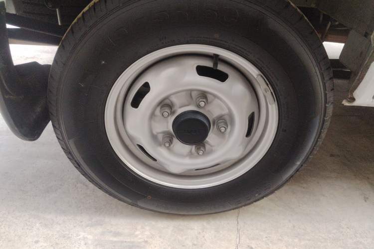 Used JMC Fushun 2025 2.0T 6MT Diesel Short-Wheelbase Low-Roof Commercial Multi-Purpose Passenger Vehicle with 5/6 Seats and Lift-Up Tailgate
