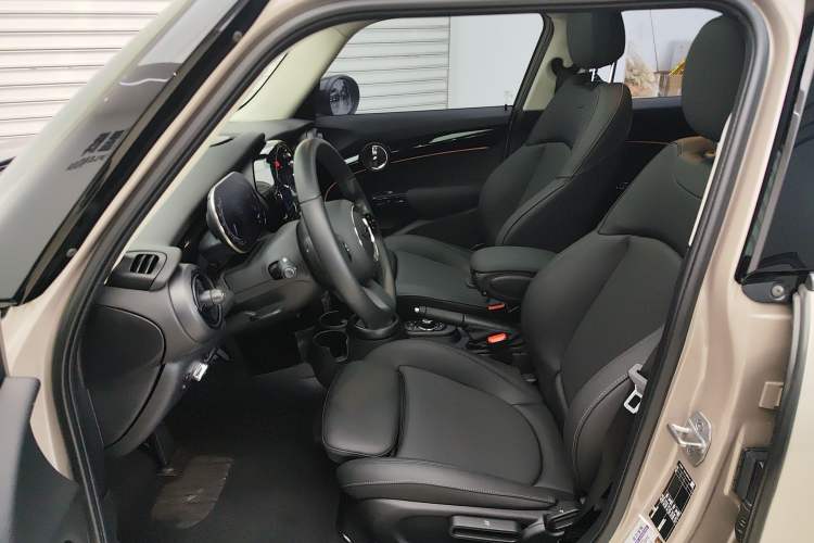 Used  MINI 2023 Updated 1.5T COOPER Artist Five-Door Edition
