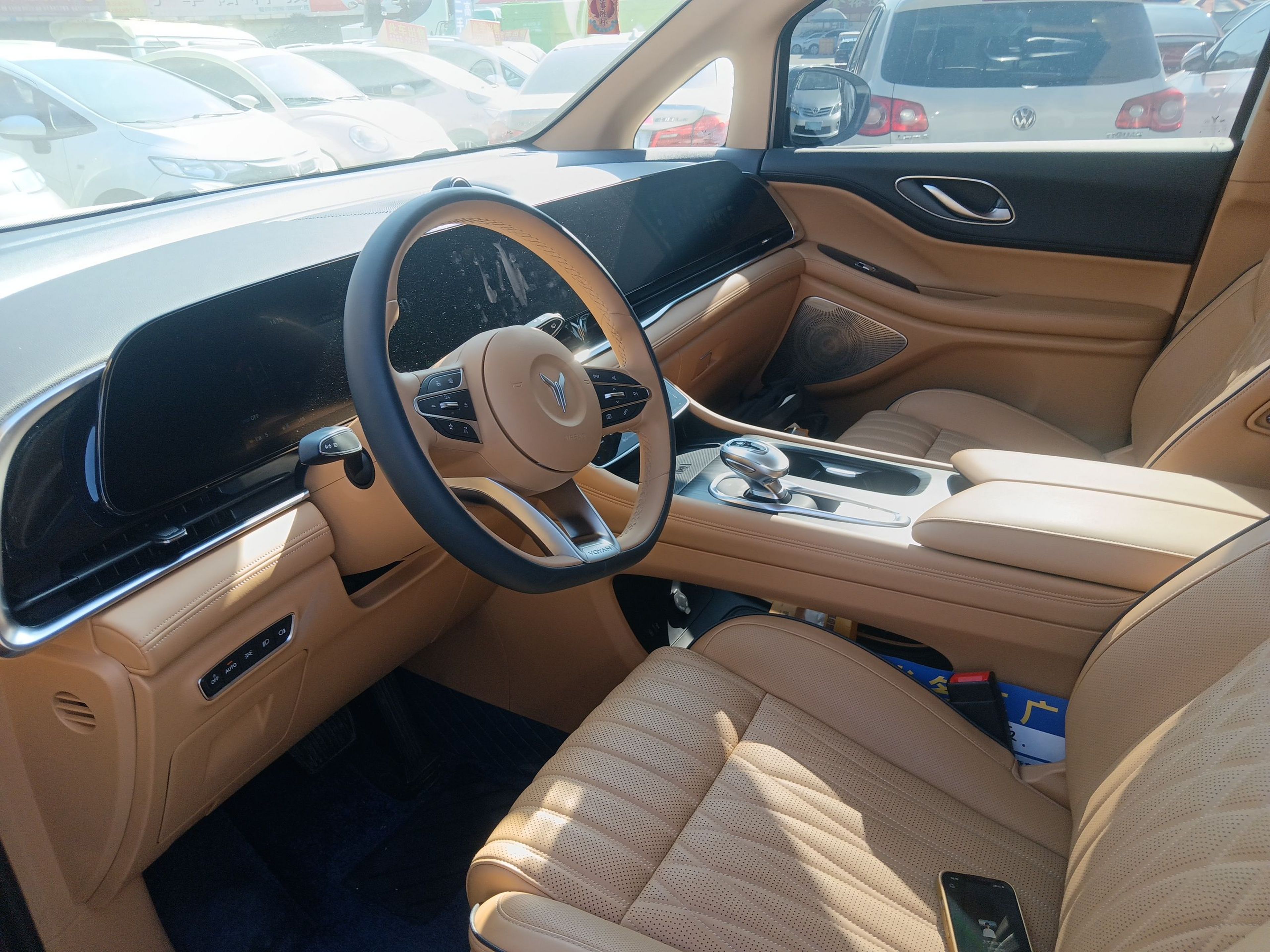 المقاعد الأمامية داخل السيارة