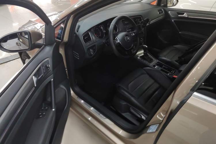 Used Volkswagen Golf 2015 1.4TSI Automatic Luxury Model
