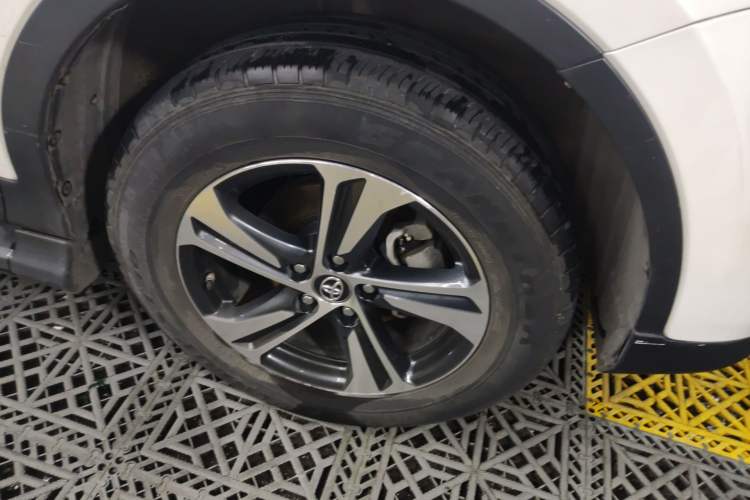 Used Toyota RAV4 2015 2.0L CVT Two-Wheel Drive Fashion Edition