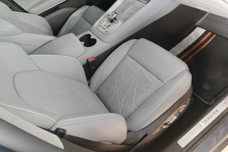 Used Denza N8 2023 Four-Wheel Drive Ultra-Hybrid Flagship Six-Seater Version
